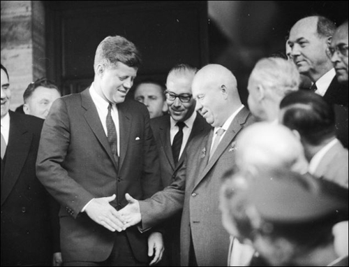 Khrushchev và Kennedy đã thư từ bí mật như thế nào để ngăn chặn ngày tận thế hạt nhân?